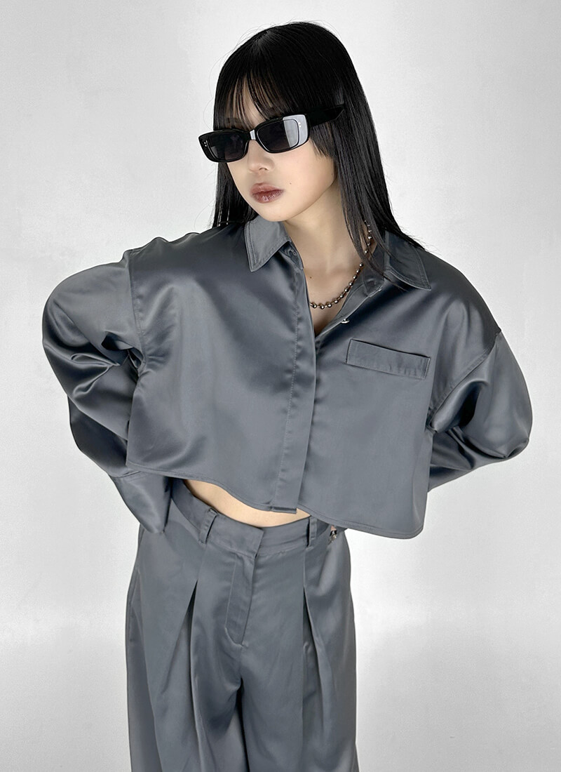 サテンクロップドシャツ