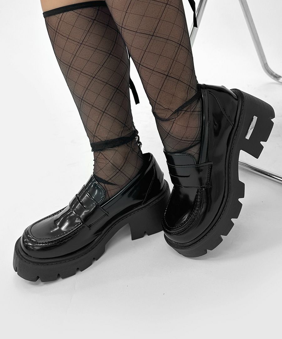 Plate design volume heel loafers